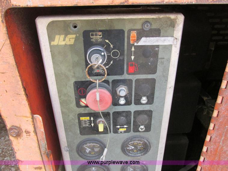 image for item I8950 1996 JLG 33RTS scissor lift