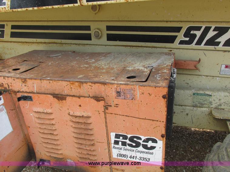 image for item I8950 1996 JLG 33RTS scissor lift