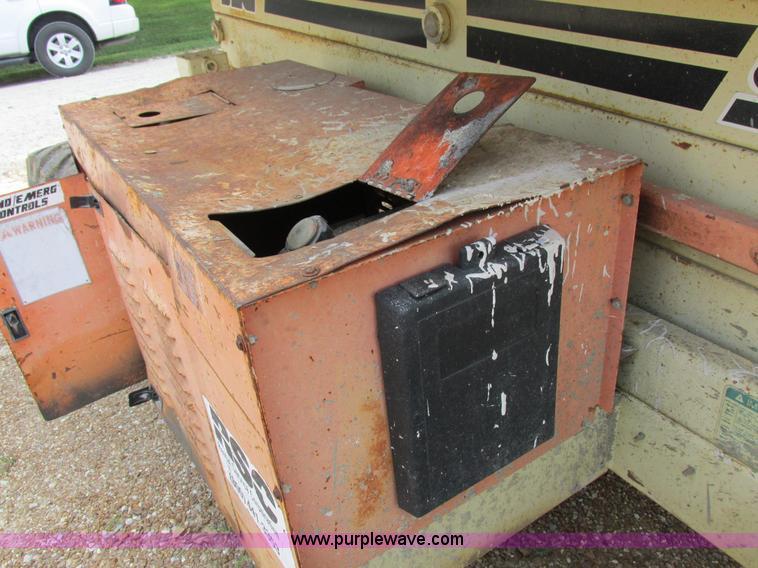 image for item I8950 1996 JLG 33RTS scissor lift