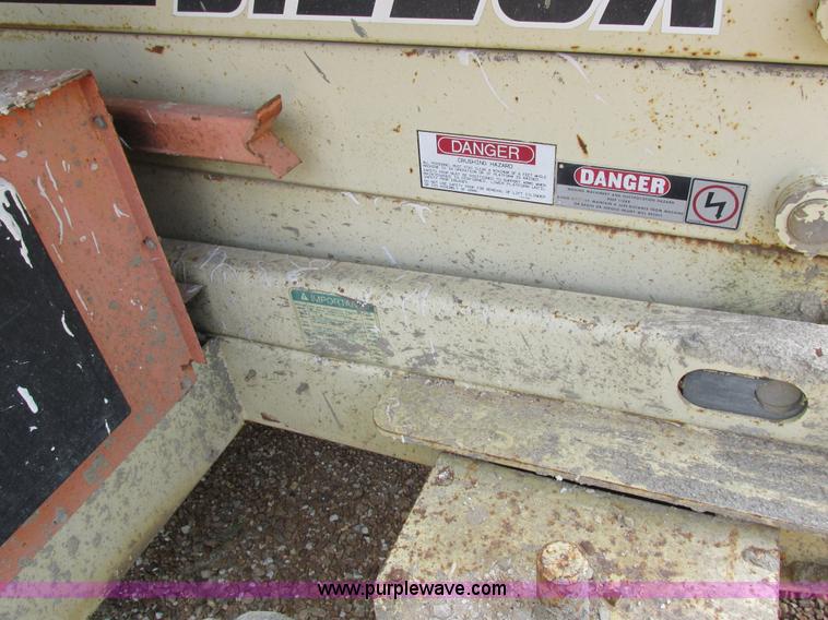 image for item I8950 1996 JLG 33RTS scissor lift