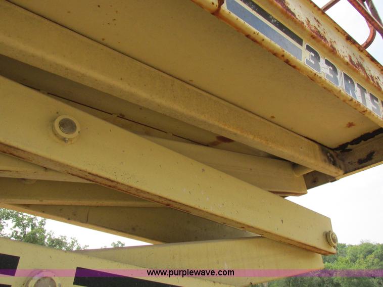 image for item I8950 1996 JLG 33RTS scissor lift