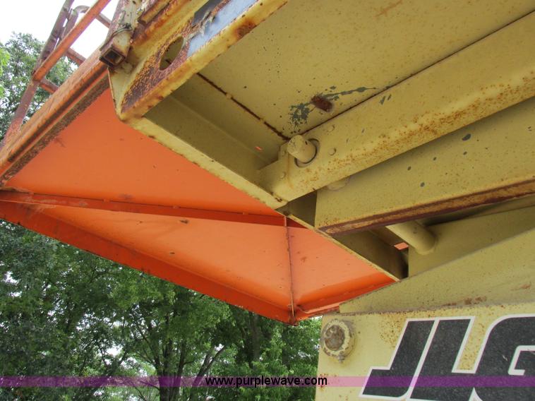 image for item I8950 1996 JLG 33RTS scissor lift