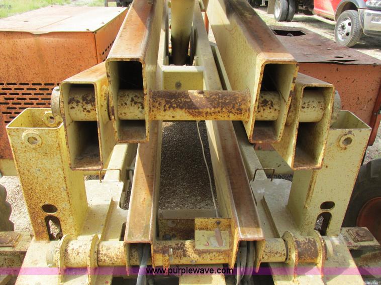 image for item I8950 1996 JLG 33RTS scissor lift