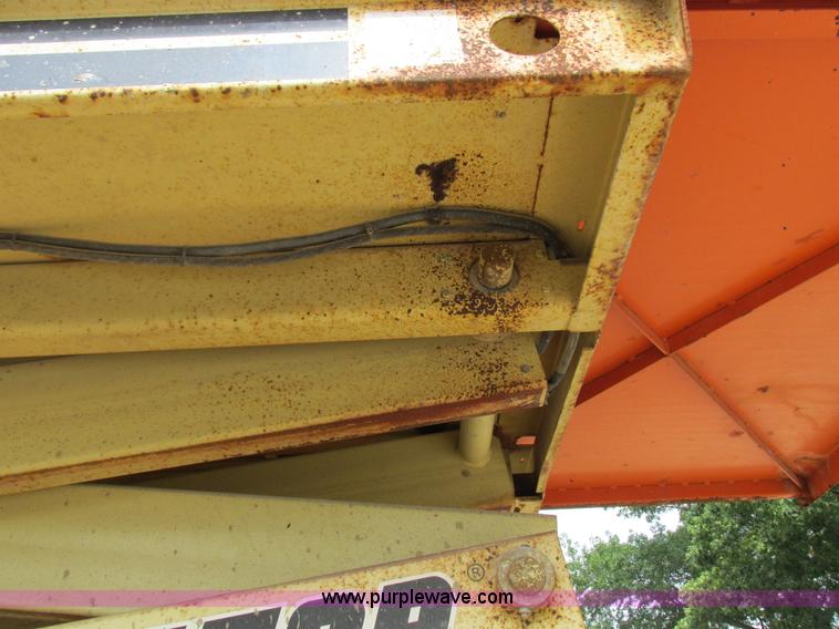 image for item I8950 1996 JLG 33RTS scissor lift