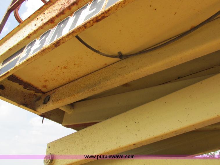 image for item I8950 1996 JLG 33RTS scissor lift