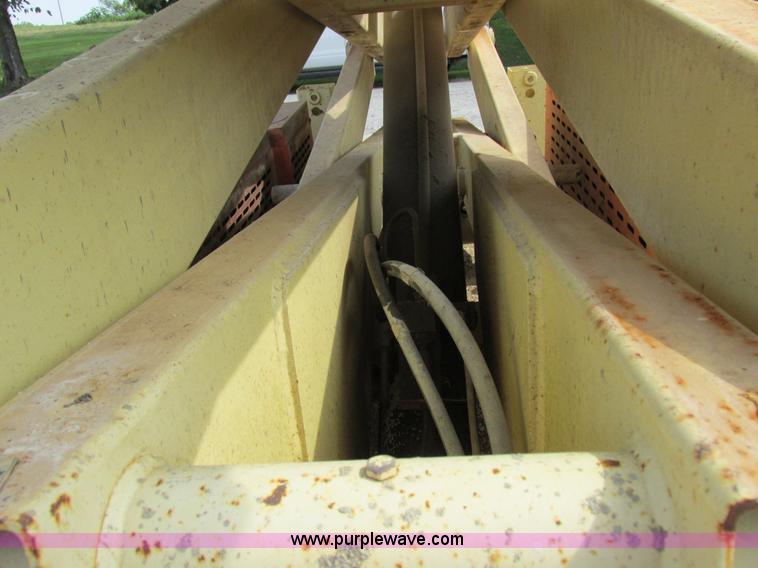 image for item I8950 1996 JLG 33RTS scissor lift