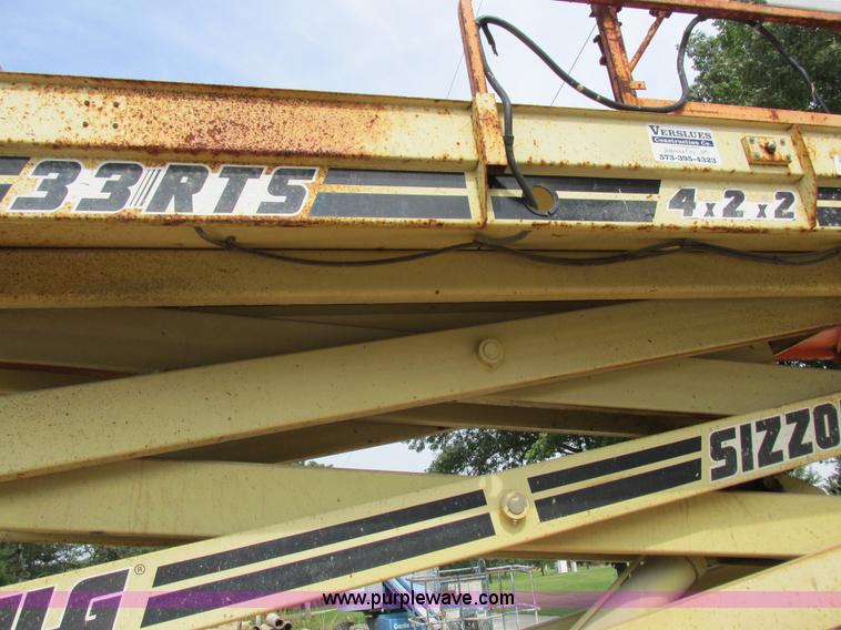 image for item I8950 1996 JLG 33RTS scissor lift