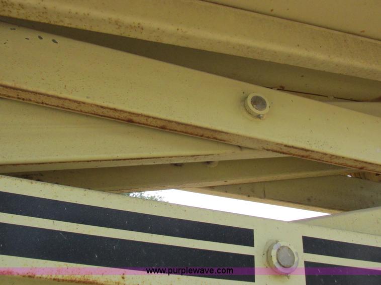 image for item I8950 1996 JLG 33RTS scissor lift