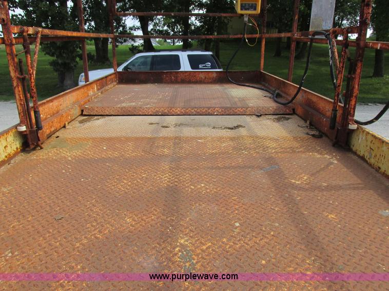 image for item I8950 1996 JLG 33RTS scissor lift