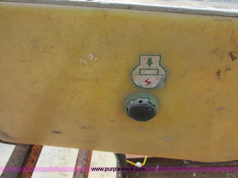 image for item I8950 1996 JLG 33RTS scissor lift