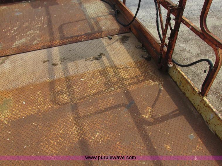 image for item I8950 1996 JLG 33RTS scissor lift