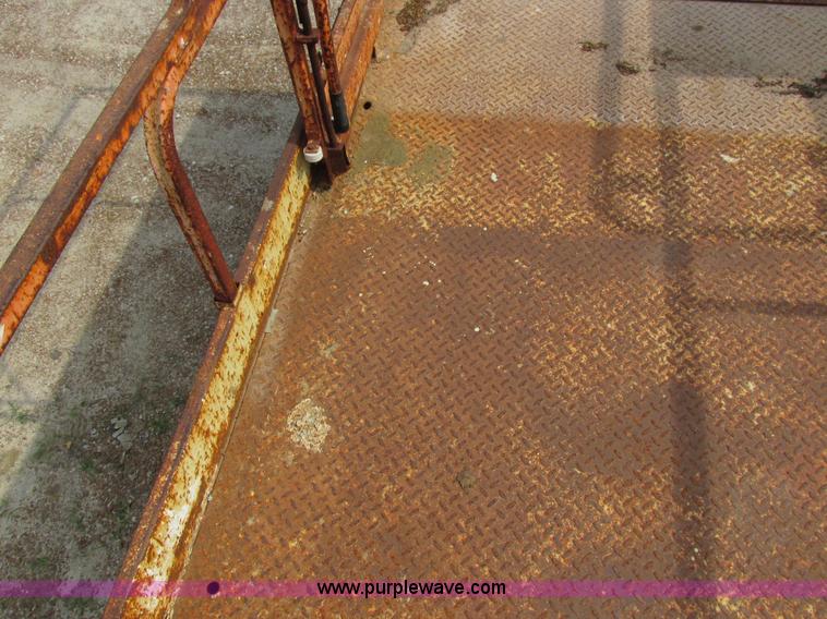 image for item I8950 1996 JLG 33RTS scissor lift