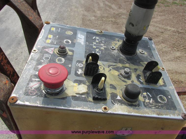 image for item I8950 1996 JLG 33RTS scissor lift