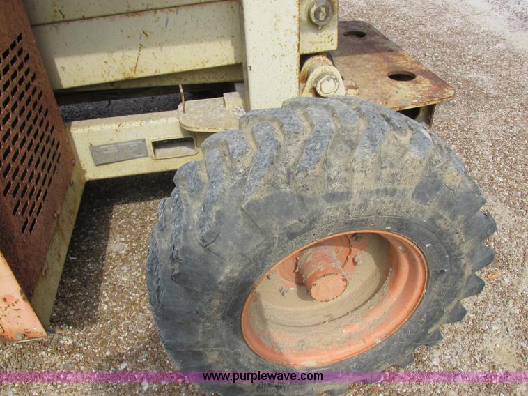 image for item I8950 1996 JLG 33RTS scissor lift