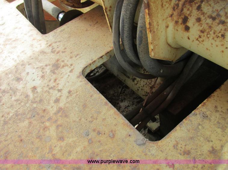 image for item I8950 1996 JLG 33RTS scissor lift