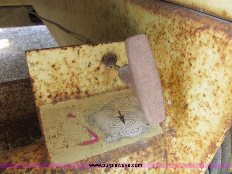 image for item I8950 1996 JLG 33RTS scissor lift