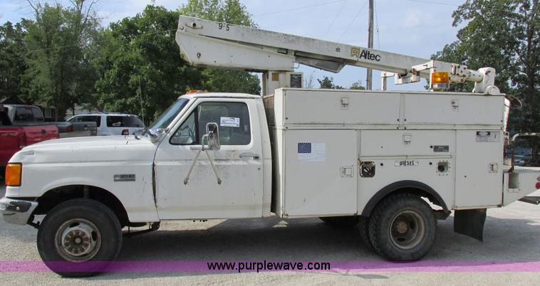 image for item I8952 1990 Ford F450 Super Duty XL utility truck