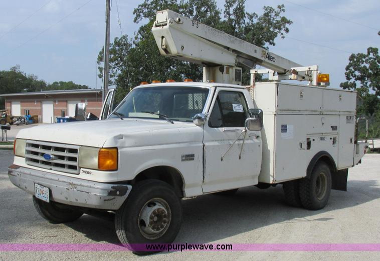image for item I8952 1990 Ford F450 Super Duty XL utility truck