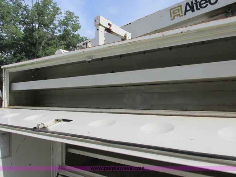 image for item I8952 1990 Ford F450 Super Duty XL utility truck