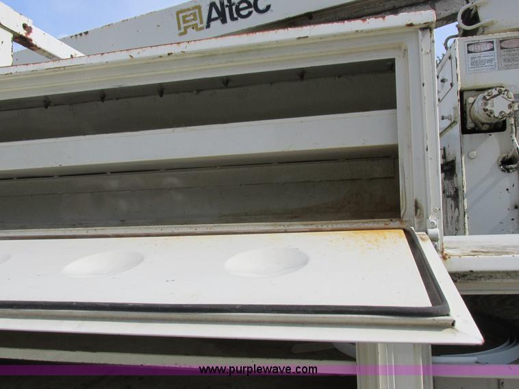 image for item I8952 1990 Ford F450 Super Duty XL utility truck