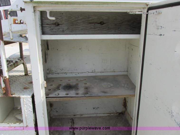 image for item I8952 1990 Ford F450 Super Duty XL utility truck