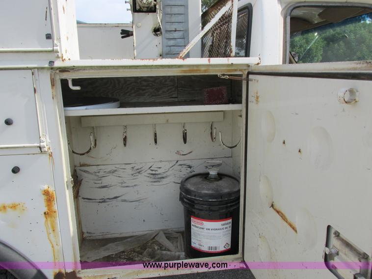 image for item I8952 1990 Ford F450 Super Duty XL utility truck