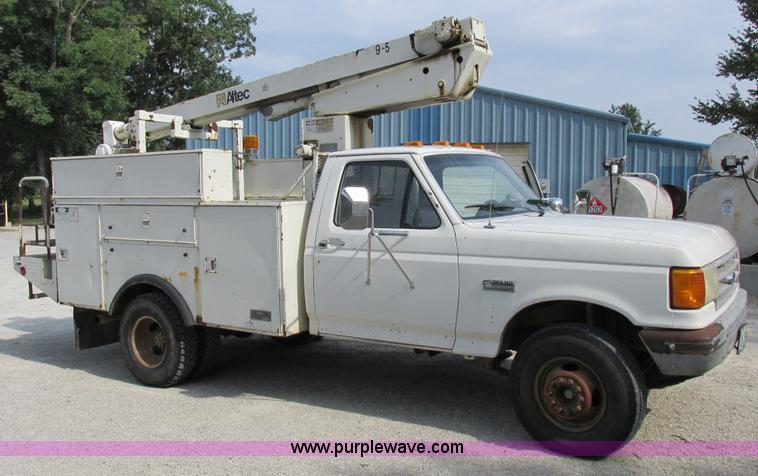 image for item I8952 1990 Ford F450 Super Duty XL utility truck