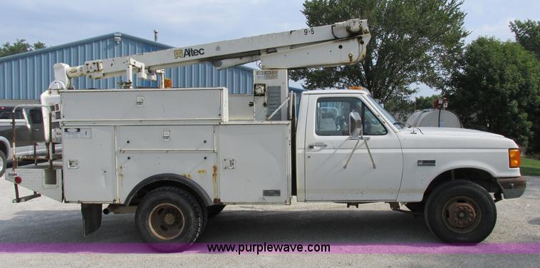 image for item I8952 1990 Ford F450 Super Duty XL utility truck