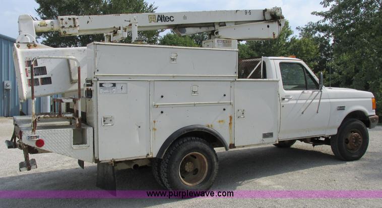 image for item I8952 1990 Ford F450 Super Duty XL utility truck