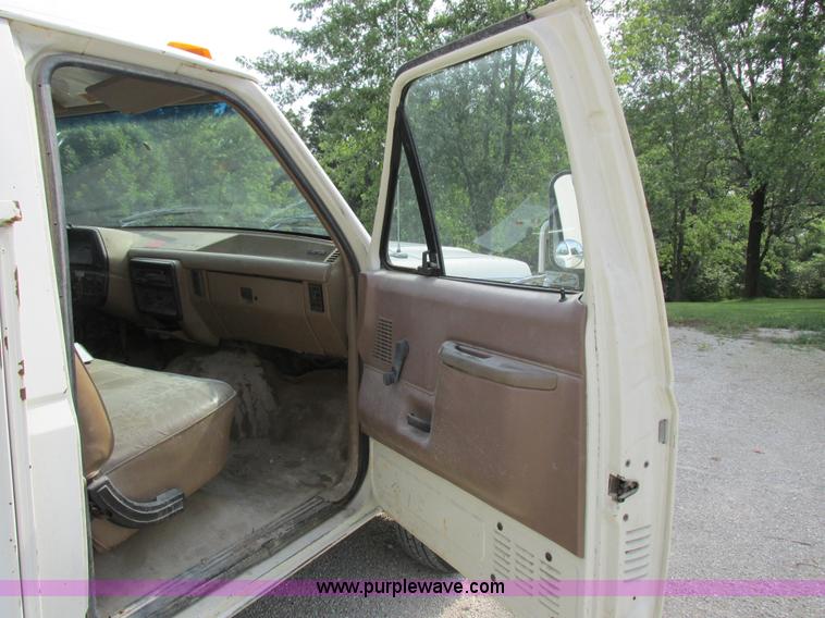 image for item I8952 1990 Ford F450 Super Duty XL utility truck