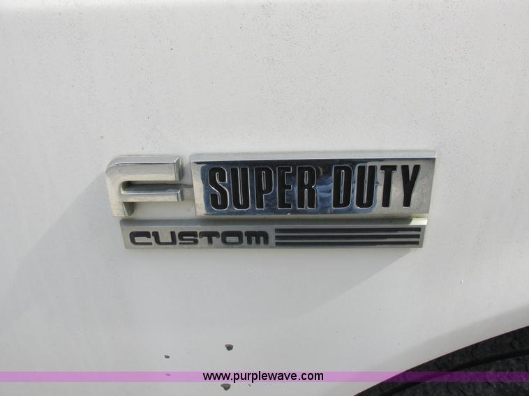 image for item I8952 1990 Ford F450 Super Duty XL utility truck