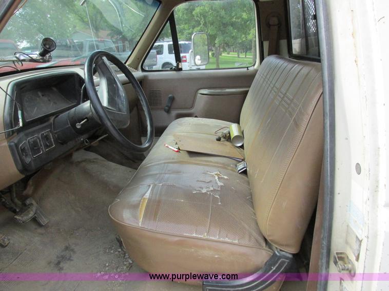 image for item I8952 1990 Ford F450 Super Duty XL utility truck