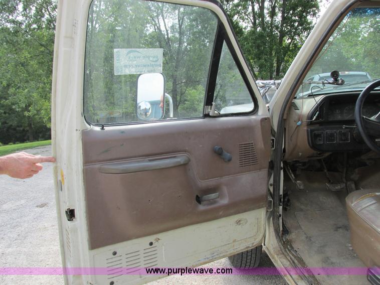 image for item I8952 1990 Ford F450 Super Duty XL utility truck