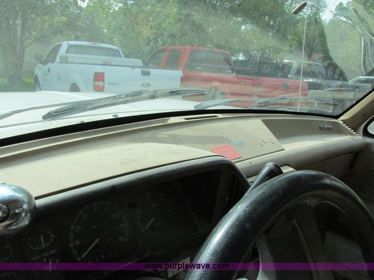 image for item I8952 1990 Ford F450 Super Duty XL utility truck