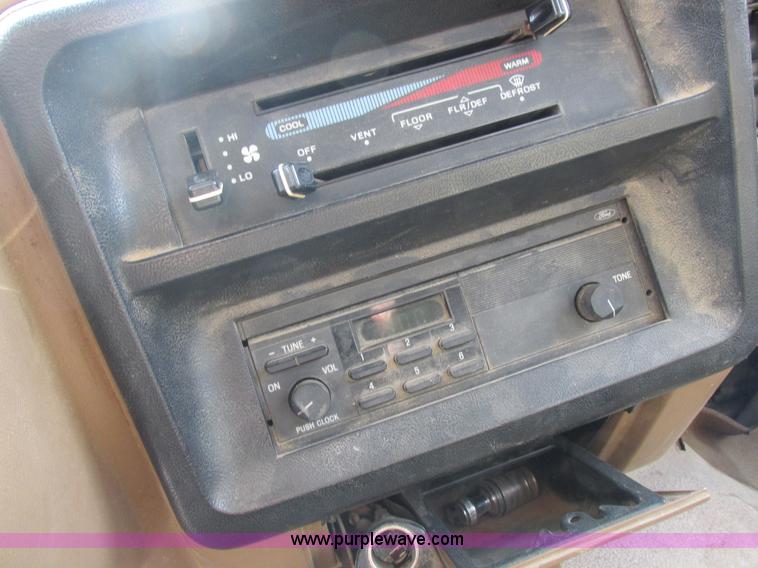 image for item I8952 1990 Ford F450 Super Duty XL utility truck