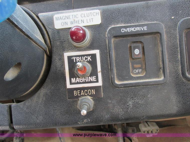 image for item I8952 1990 Ford F450 Super Duty XL utility truck