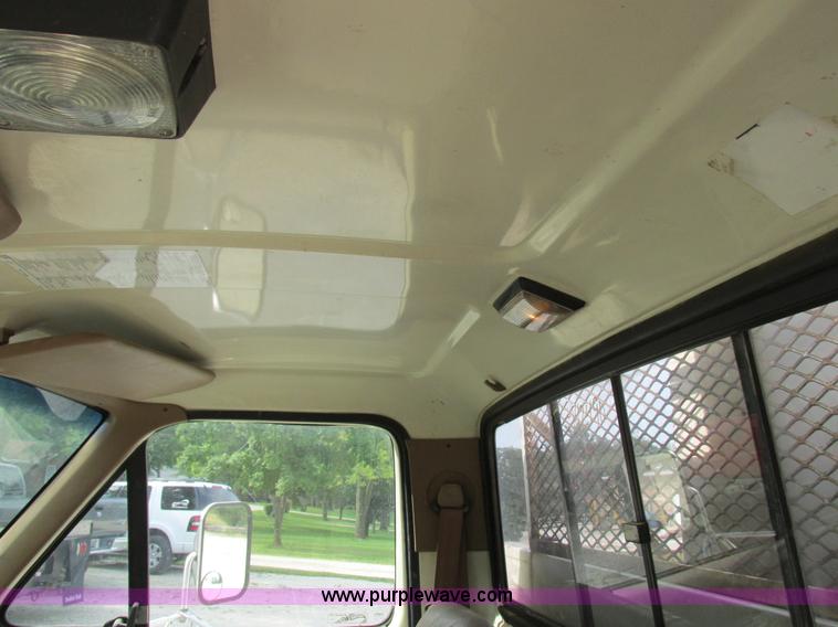 image for item I8952 1990 Ford F450 Super Duty XL utility truck