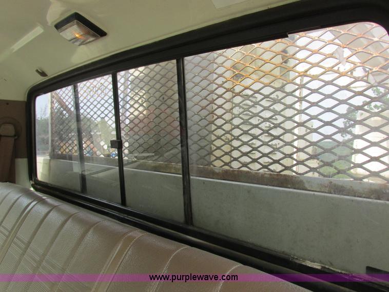 image for item I8952 1990 Ford F450 Super Duty XL utility truck