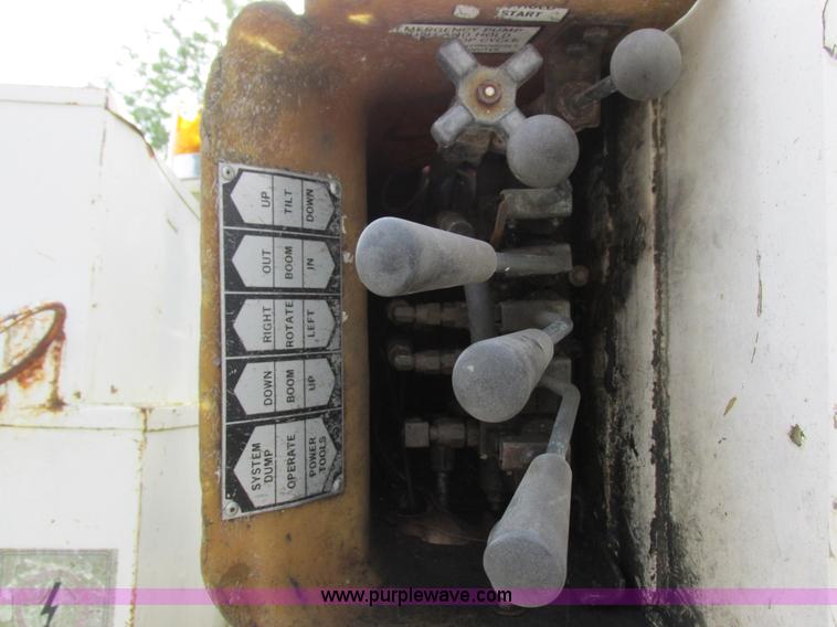 image for item I8952 1990 Ford F450 Super Duty XL utility truck