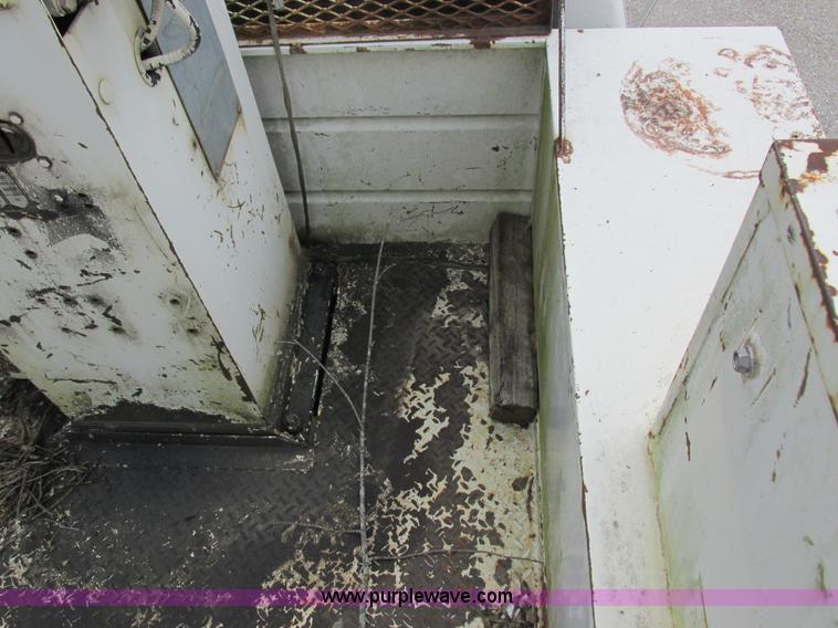 image for item I8952 1990 Ford F450 Super Duty XL utility truck