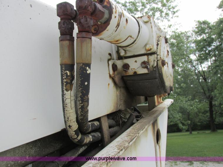 image for item I8952 1990 Ford F450 Super Duty XL utility truck