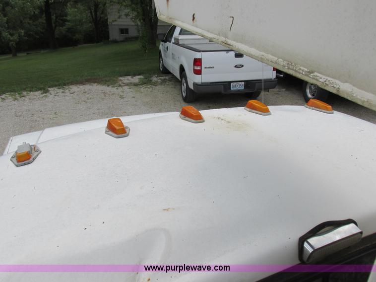 image for item I8952 1990 Ford F450 Super Duty XL utility truck