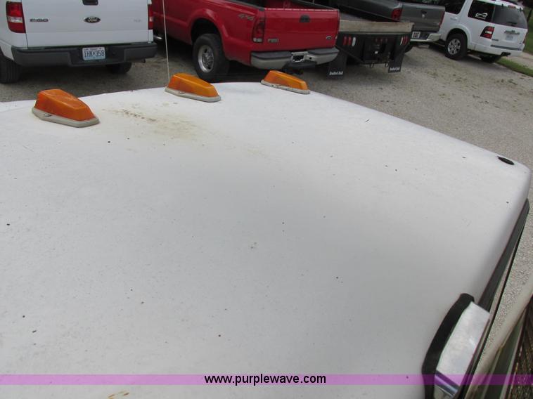 image for item I8952 1990 Ford F450 Super Duty XL utility truck