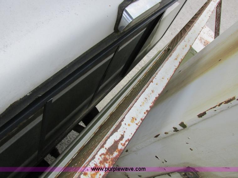 image for item I8952 1990 Ford F450 Super Duty XL utility truck