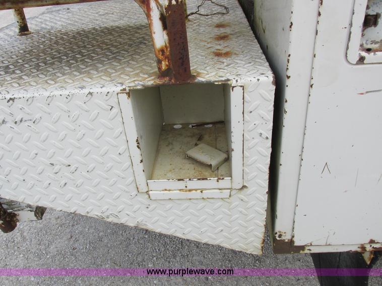 image for item I8952 1990 Ford F450 Super Duty XL utility truck