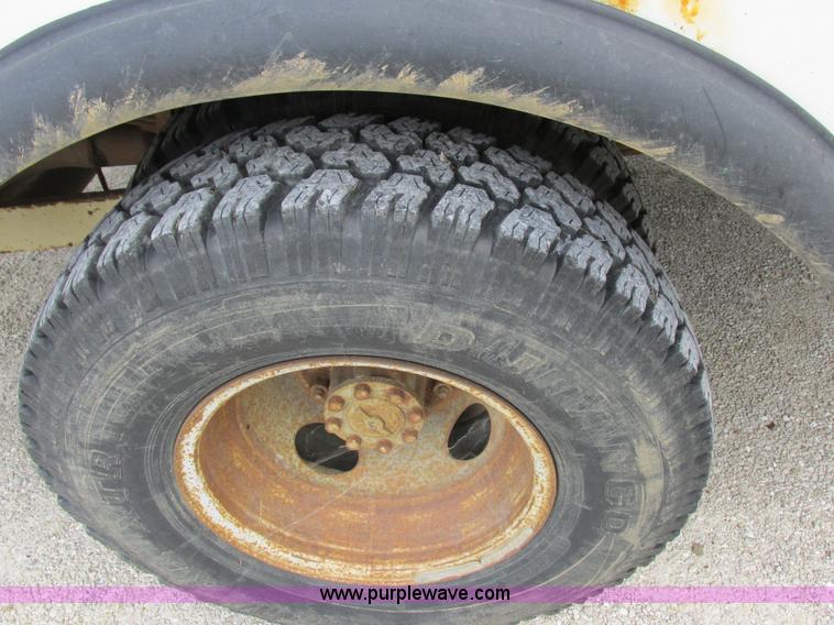 image for item I8952 1990 Ford F450 Super Duty XL utility truck