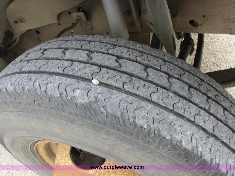 image for item I8952 1990 Ford F450 Super Duty XL utility truck