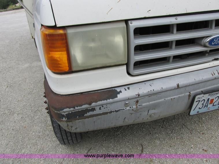 image for item I8952 1990 Ford F450 Super Duty XL utility truck