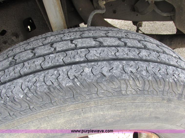 image for item I8952 1990 Ford F450 Super Duty XL utility truck