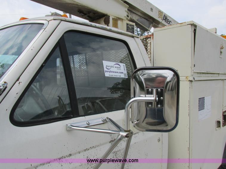 image for item I8952 1990 Ford F450 Super Duty XL utility truck